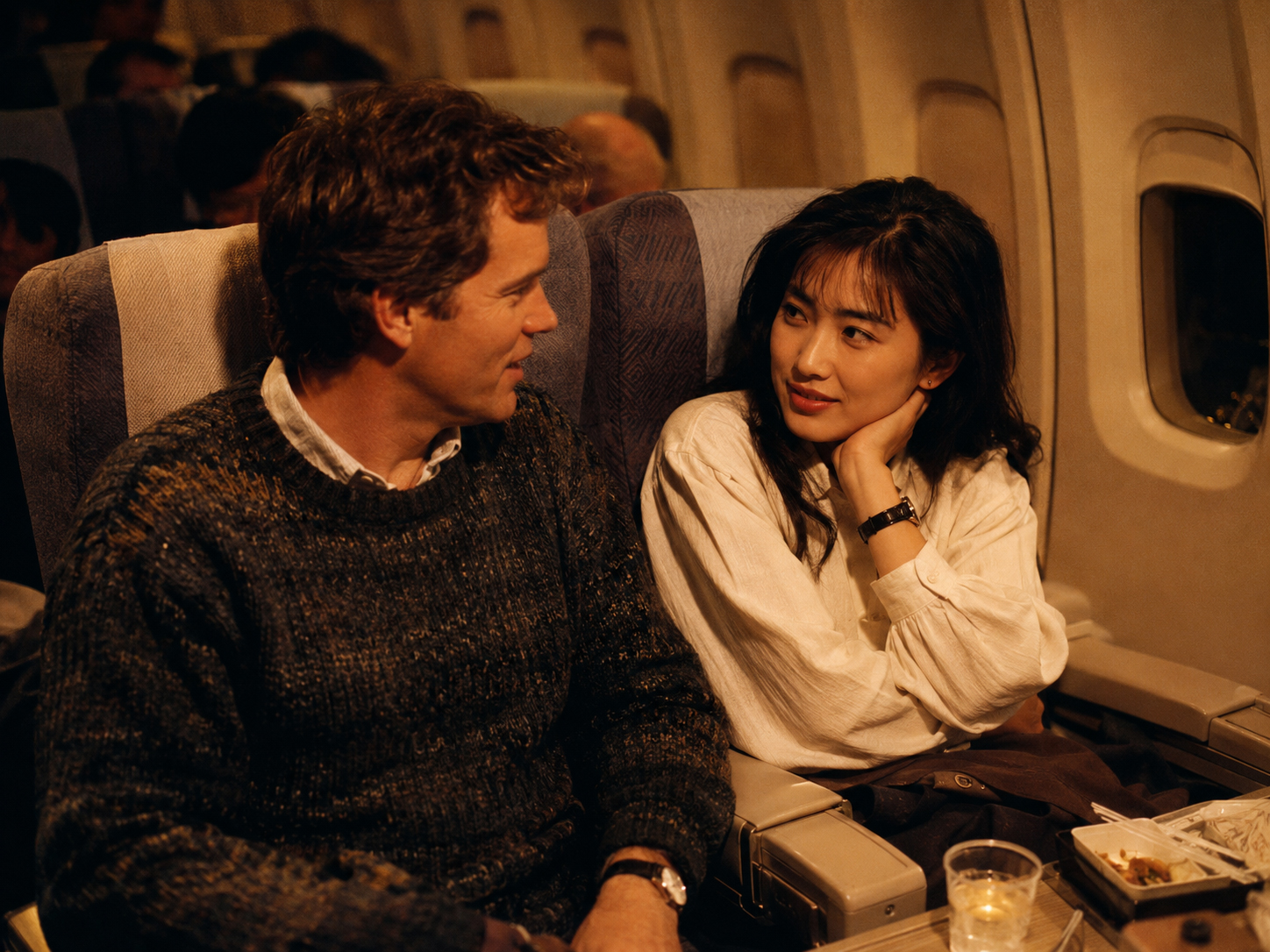 LAXから東京へ向かう飛行機の中で始まるBradとTomokoの出会い